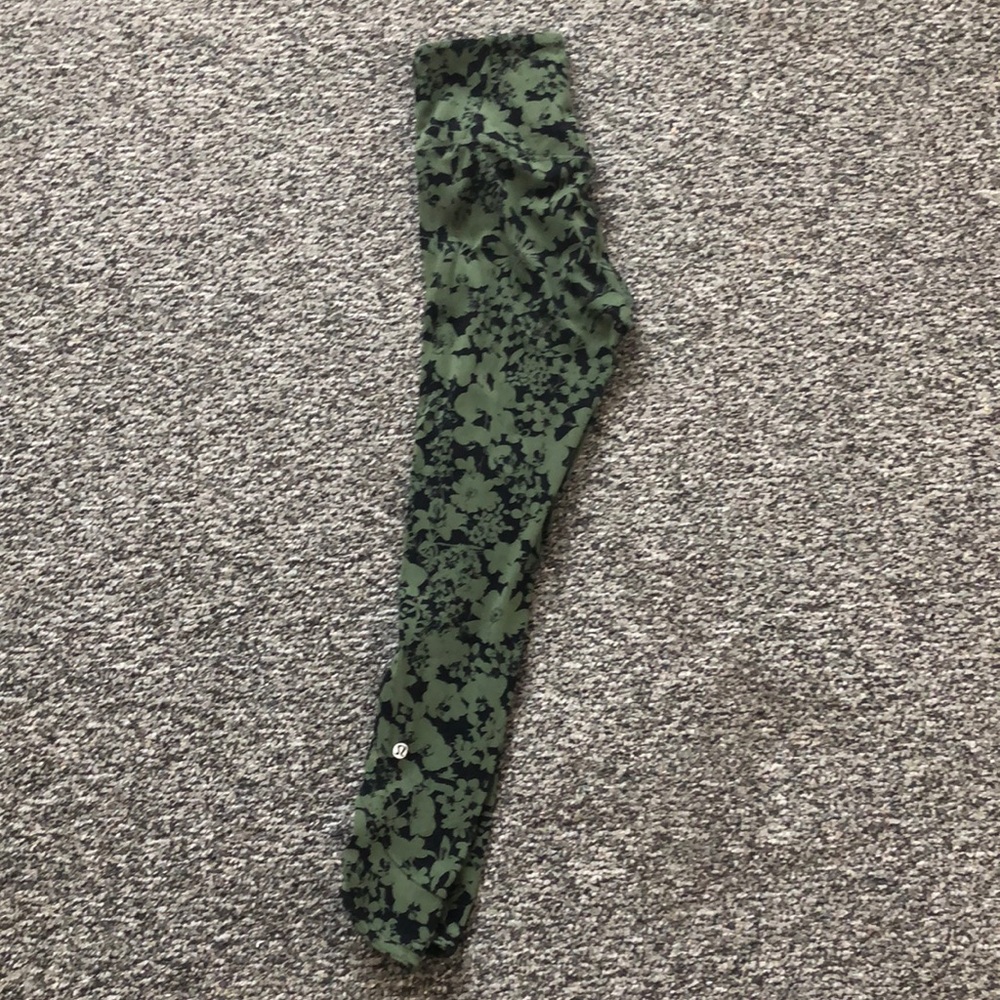 LULULEMON LEGGINGS !! Rare size 6